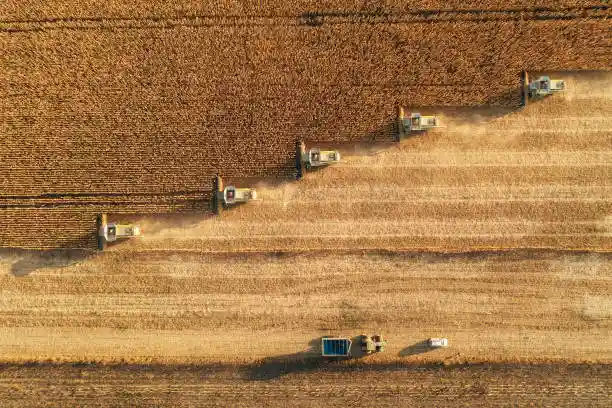 Combine harvester grain unloading auger operation